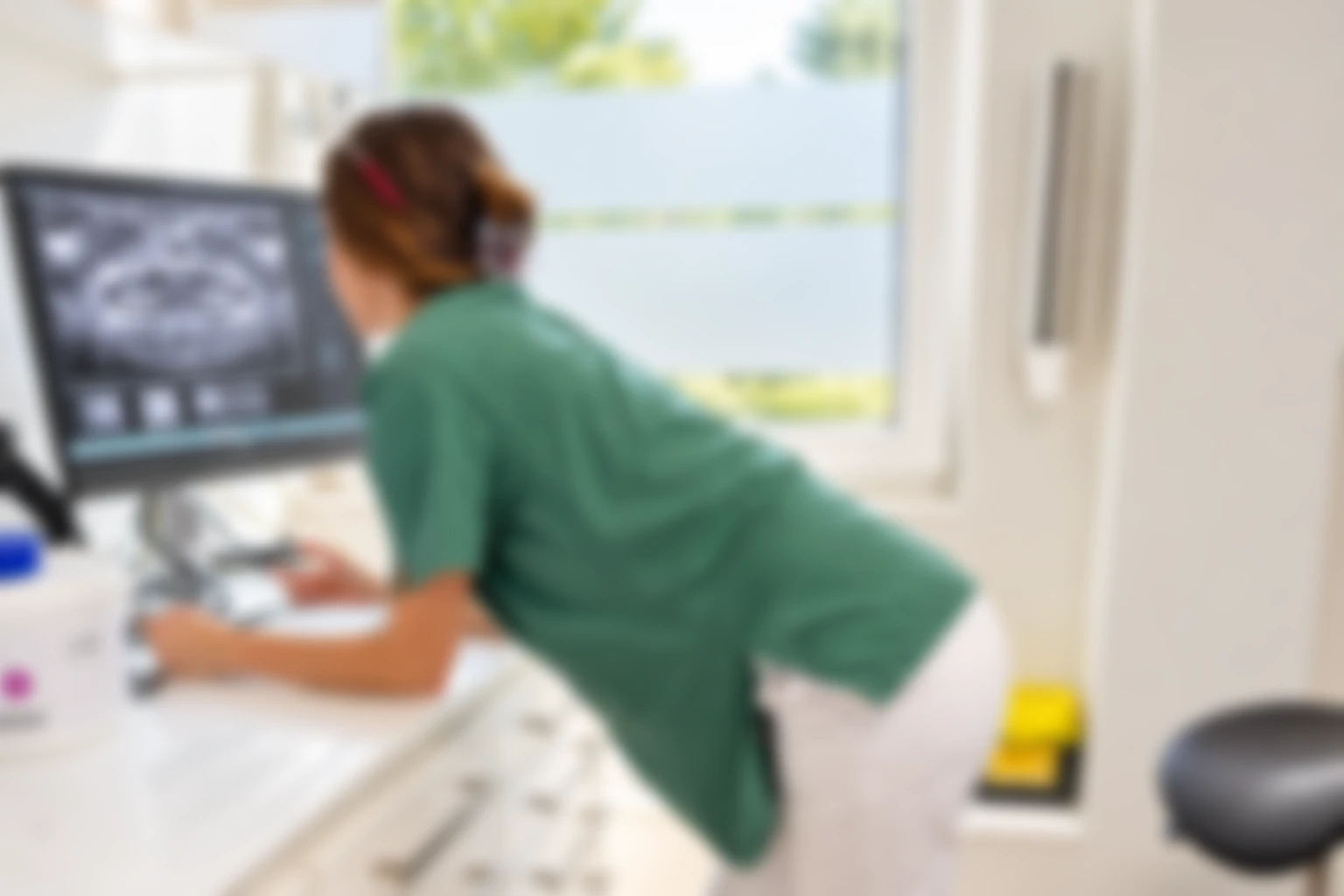 Fotos einer ZFA vor der Röntgenaufnahme am PC bei DEIN DENTAL Brauweiler