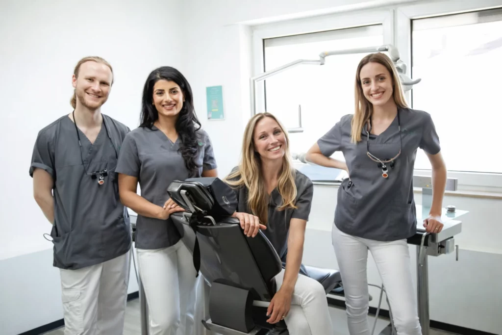 Teamfoto von vier Zahnärzten der Praxis DEIN DENTAL Brauweiler