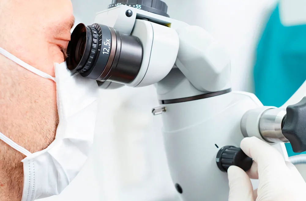 Zahnärzte in Pulheimer Zahnarztpraxis mit Mikroskop