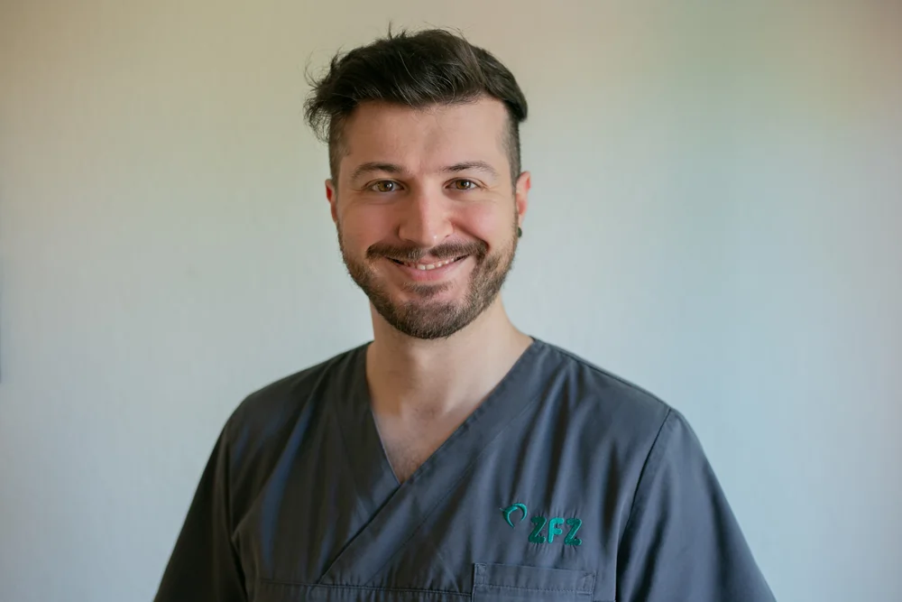 Zahnarzt Adrian Habibian in Zahnarztpraxis Pulheim